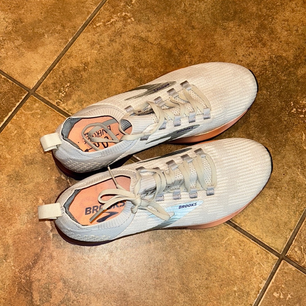 NWOT Brooks Ricochet 2 Running Shoe - Women's size 10